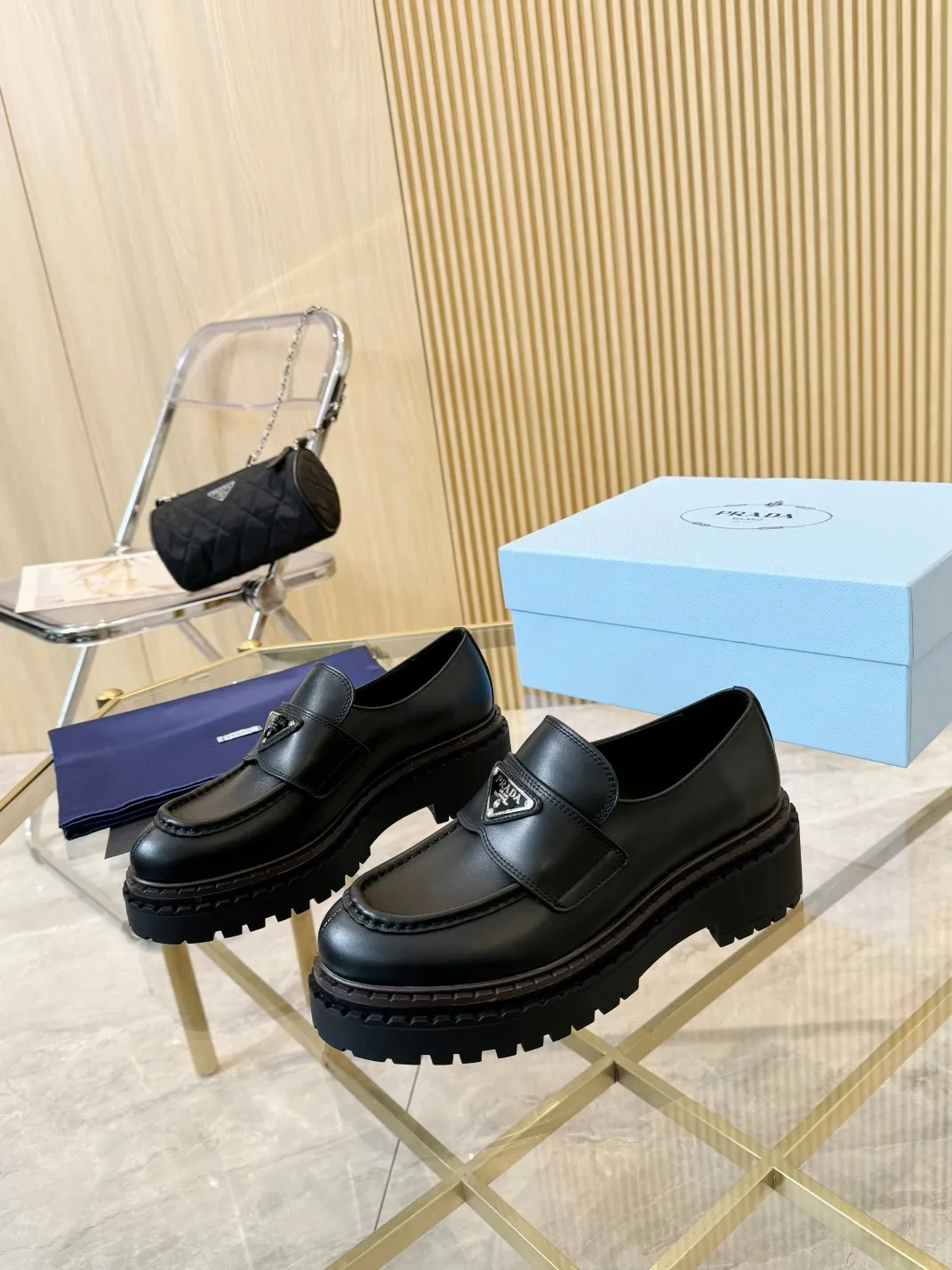 👟👟Ex-factory price 520👟👟 Prada/PRADA | 2024 ①No glue ②No odor ③Wireless head + full set of packaging ♺Fabric: A-grade open edge beaded cowhide ♺Buckle: Original plate molding ♺Lining: soft silk cowhide ♺Foot: soft silk cowhide ♺Packaging: full set of original gift packaging ♺Size: women’s size 35--40